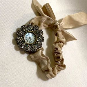 Off-white ribbon band, stretchy, with iridescent crystal flower design